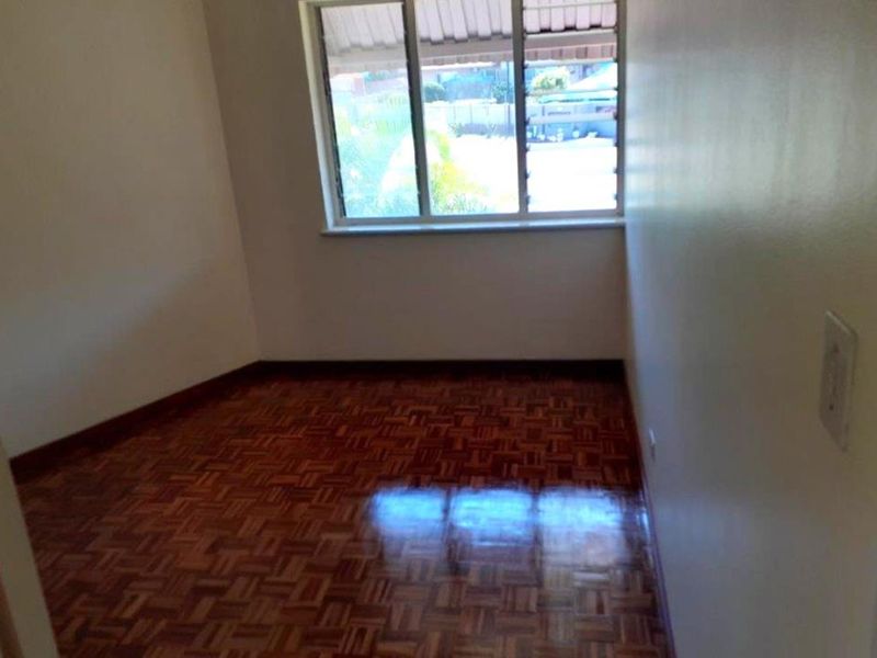 Large three bedroom on the popular suburb of the Bluff in Durban  - Photo 3