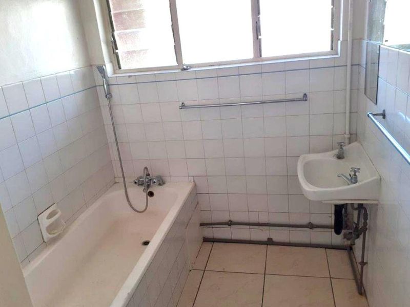 Large three bedroom on the popular suburb of the Bluff in Durban  - Photo 8