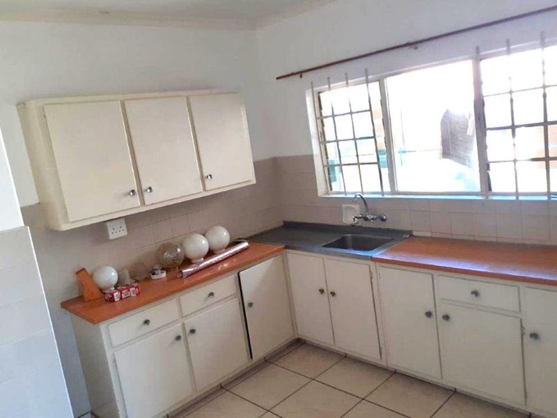 Large three bedroom on the popular suburb of the Bluff in Durban  - Photo 7