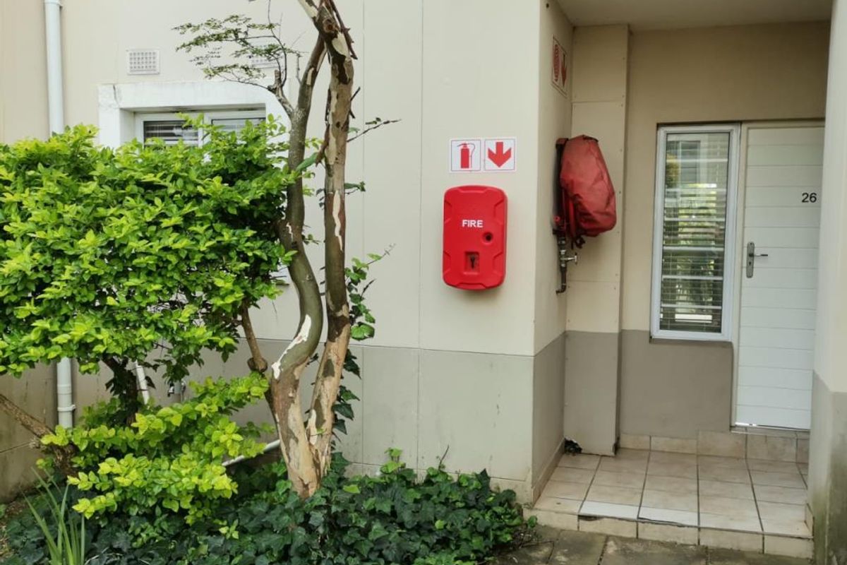 Modern Two-Bedroom Apartment in Coralwood, Beacon Bay - Photo 3