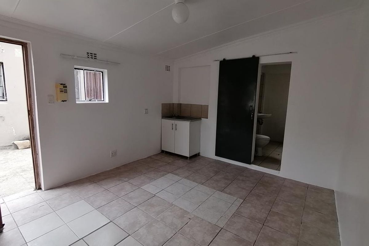 Discover This Comfortable Bachelor Flat in Southernwood - Photo 3