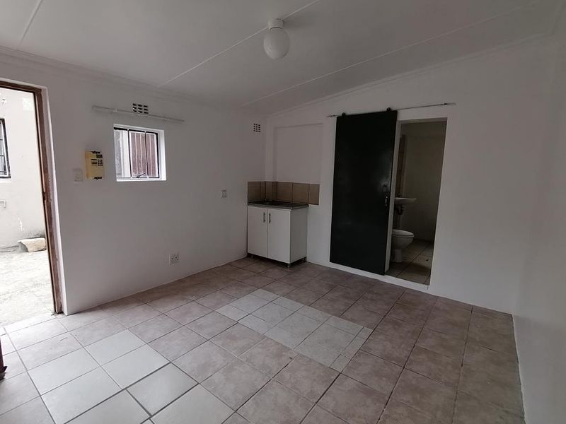 Discover This Comfortable Bachelor Flat in Southernwood - Photo 3
