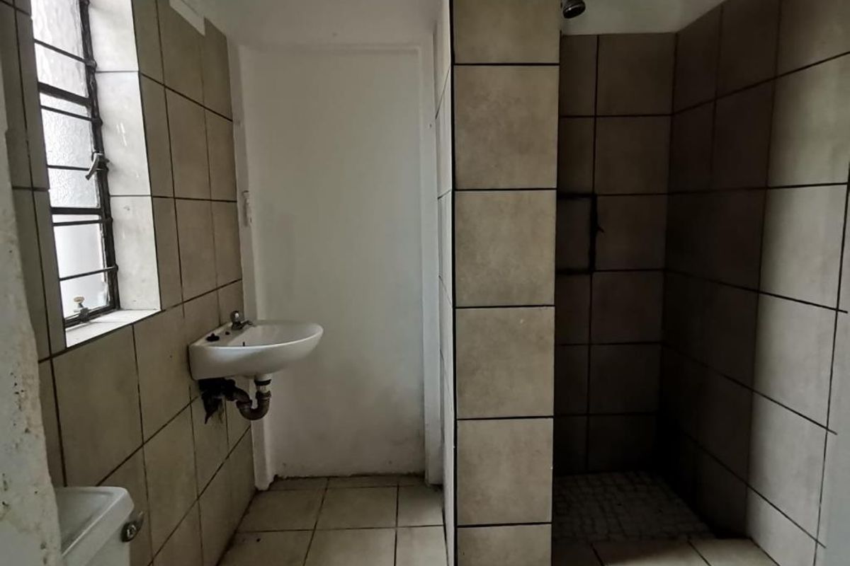 Discover This Comfortable Bachelor Flat in Southernwood - Photo 5