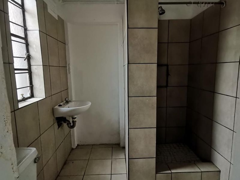 Discover This Comfortable Bachelor Flat in Southernwood - Photo 5