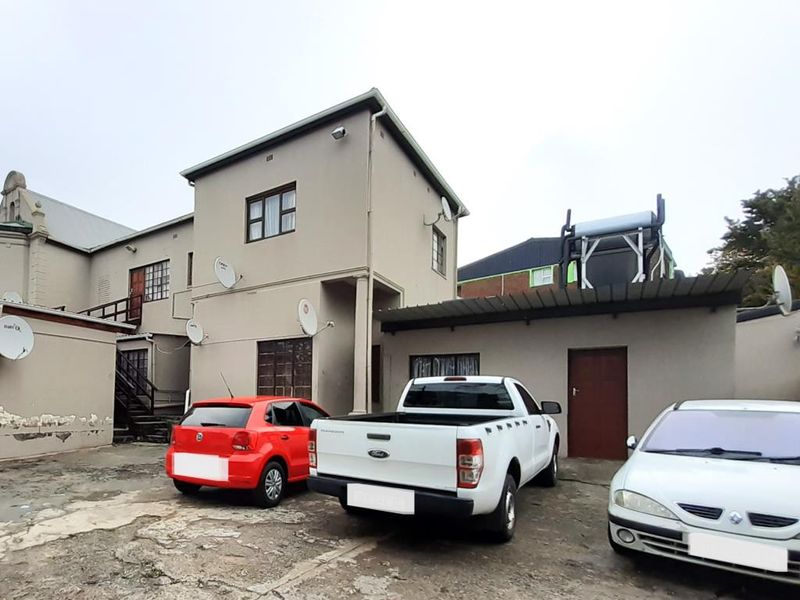 Discover This Comfortable Bachelor Flat in Southernwood - Photo 1