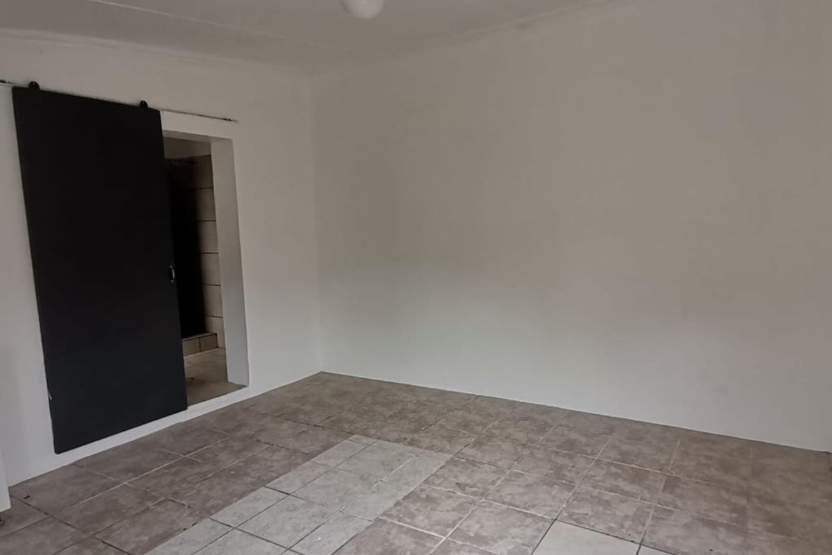 Discover This Comfortable Bachelor Flat in Southernwood - Photo 2