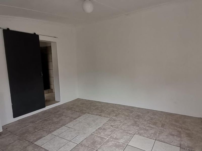 Discover This Comfortable Bachelor Flat in Southernwood - Photo 2