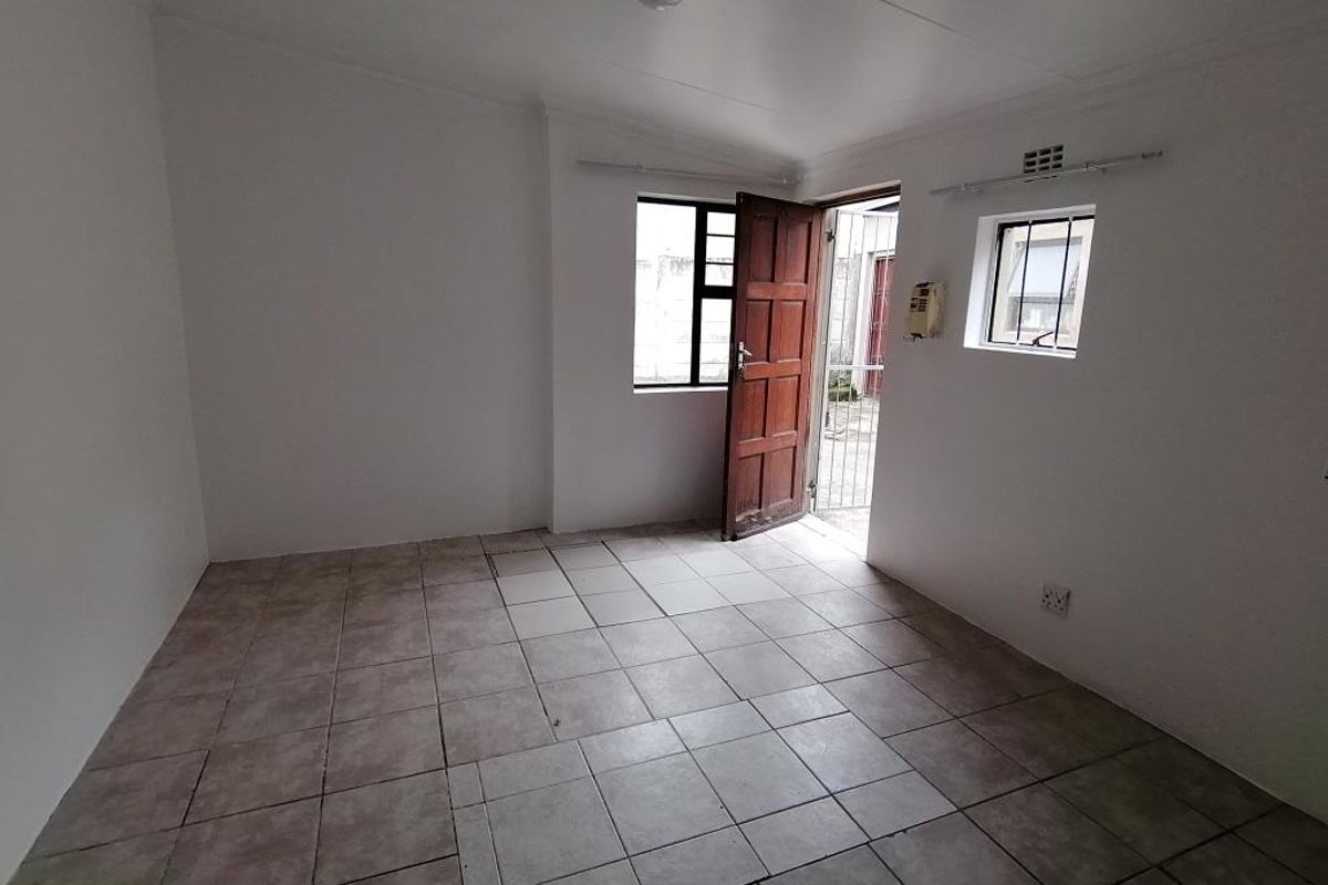 Discover This Comfortable Bachelor Flat in Southernwood - Photo 4