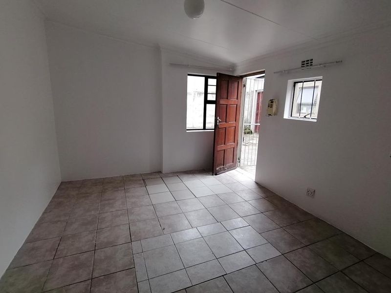 Discover This Comfortable Bachelor Flat in Southernwood - Photo 4