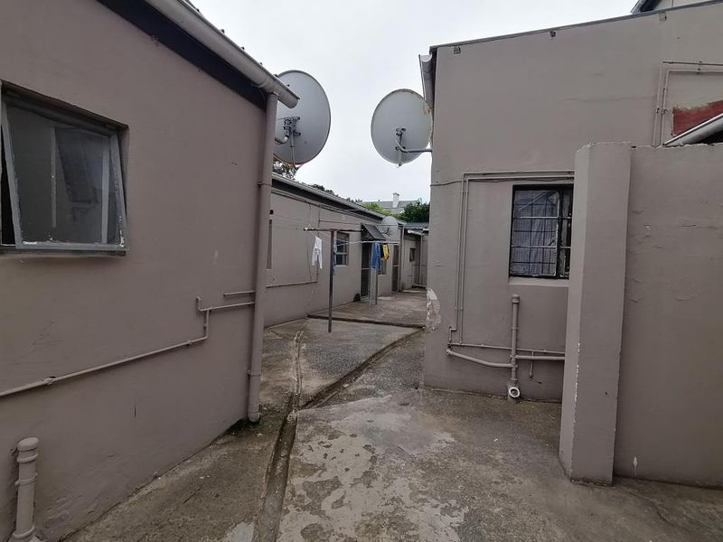Discover This Comfortable Bachelor Flat in Southernwood - Photo 6