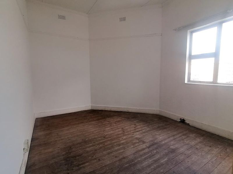 2BR Flat to Rent in Loanda Court, Quigney |Convenient |Secure  - Photo 10