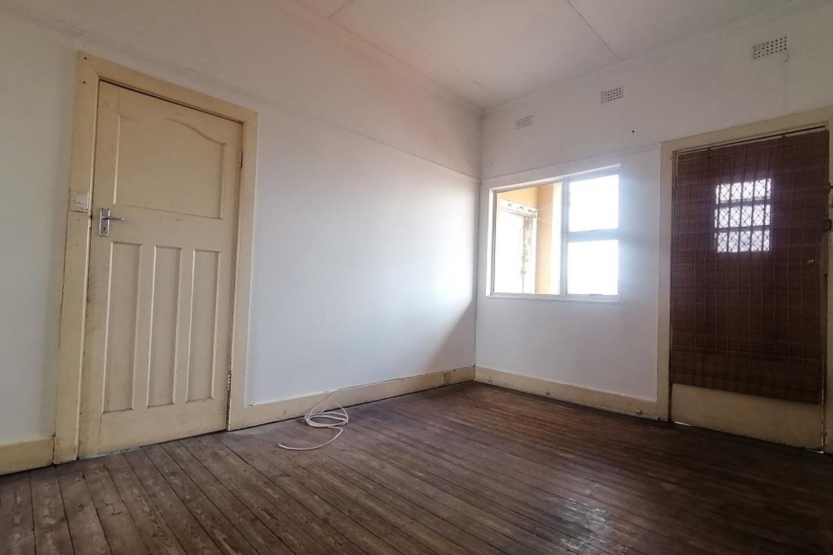 2BR Flat to Rent in Loanda Court, Quigney |Convenient |Secure  - Photo 3