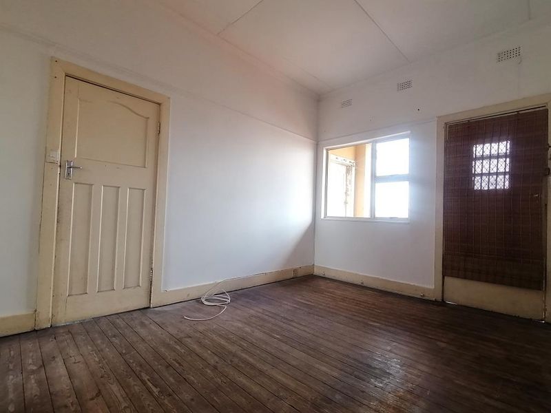 2BR Flat to Rent in Loanda Court, Quigney |Convenient |Secure  - Photo 3