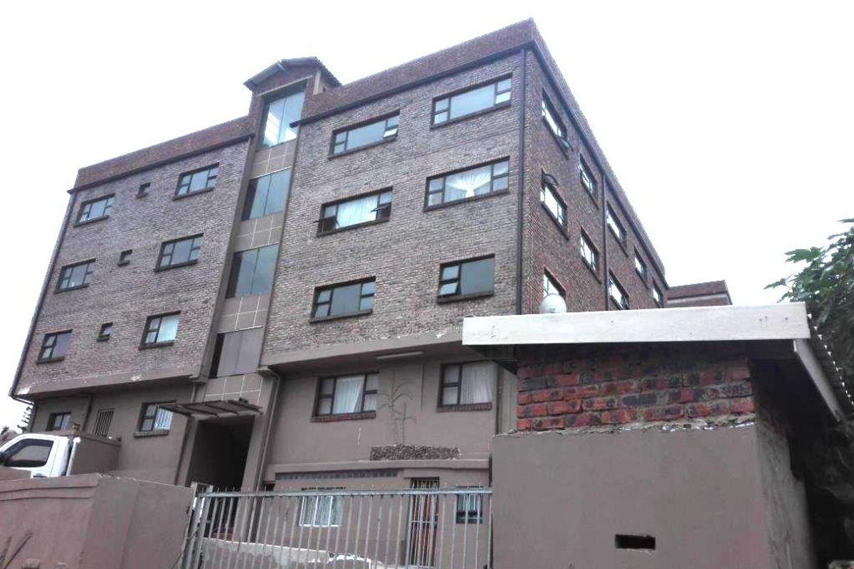 One, two and three bedroom apartments in a secure and well maintained block - Photo 4