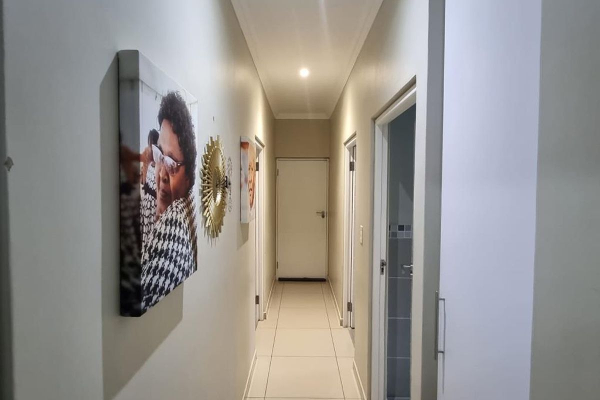 Modern Three Bedroom Townhouse in Secure Estate - Photo 2