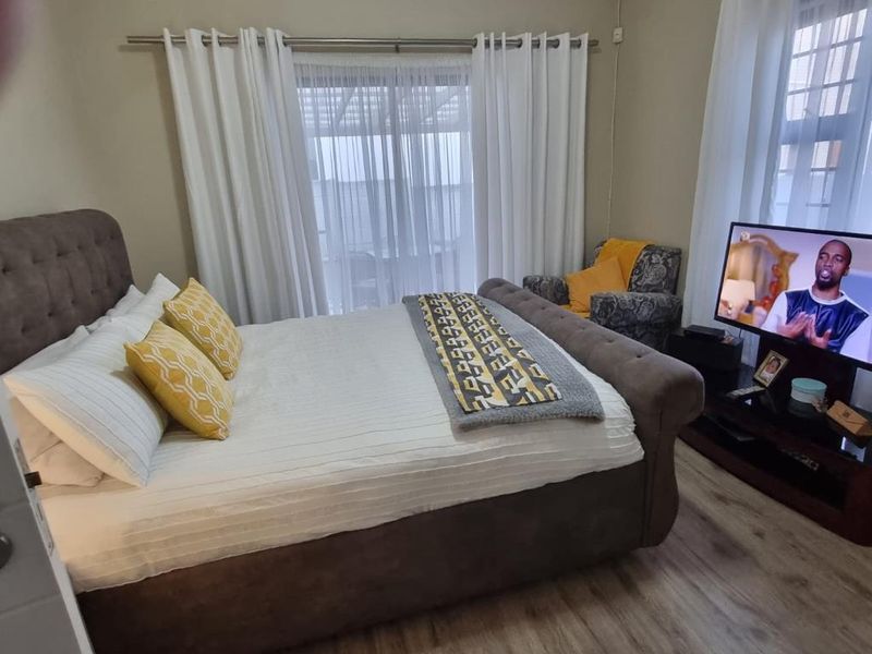 Modern Three Bedroom Townhouse in Secure Estate - Photo 5