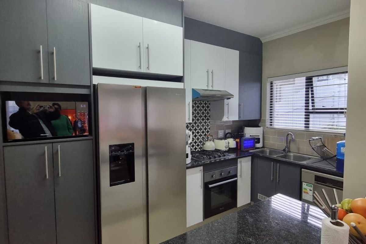 Modern Three Bedroom Townhouse in Secure Estate - Photo 4