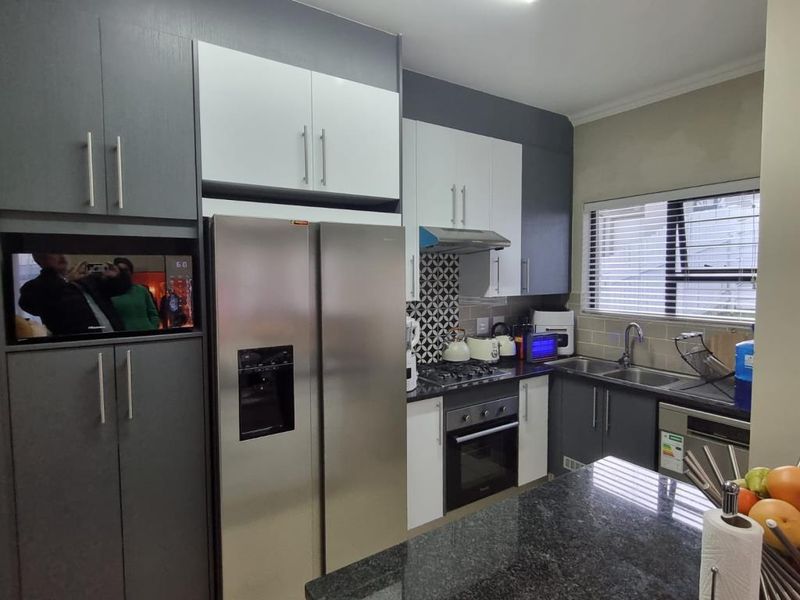 Modern Three Bedroom Townhouse in Secure Estate - Photo 4