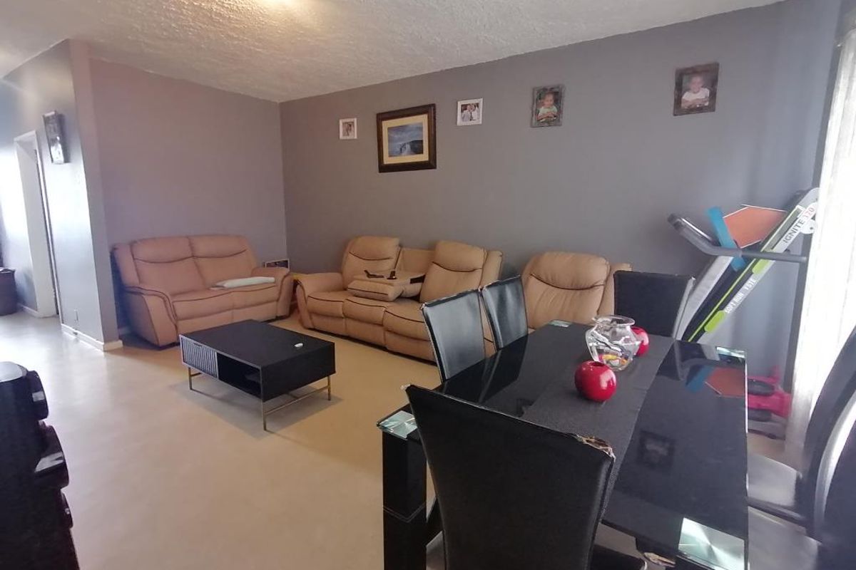 Beautiful Two Bedroom Flat For Rent in Elamcon Court, Amalinda - Photo 3