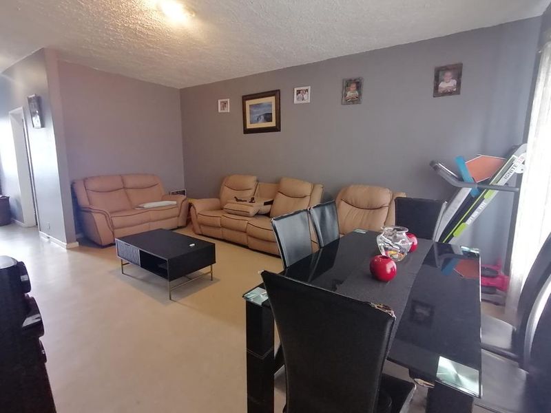 Beautiful Two Bedroom Flat For Rent in Elamcon Court, Amalinda - Photo 3