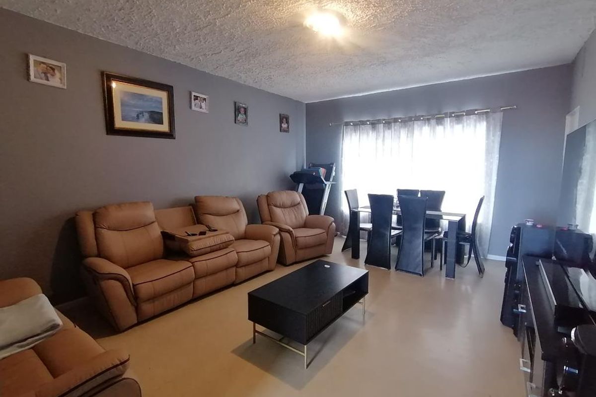 Beautiful Two Bedroom Flat For Rent in Elamcon Court, Amalinda - Photo 2