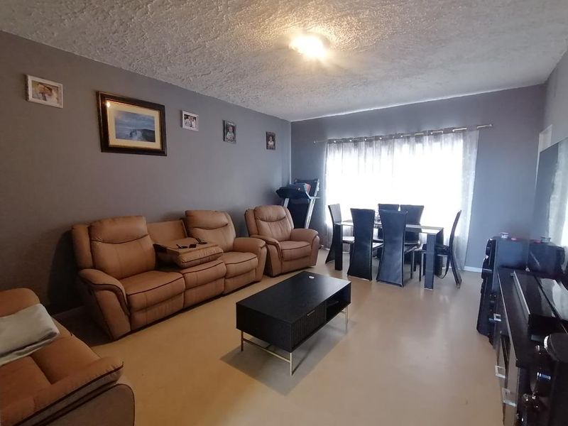 Beautiful Two Bedroom Flat For Rent in Elamcon Court, Amalinda - Photo 2