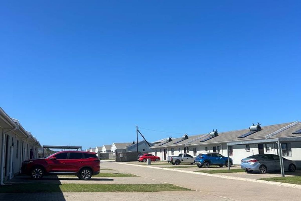 Modern 3-Bedroom Apartment in Rosy Ridge Complex in Gonubie |Pet Friendly |Parking |Security - Photo 2