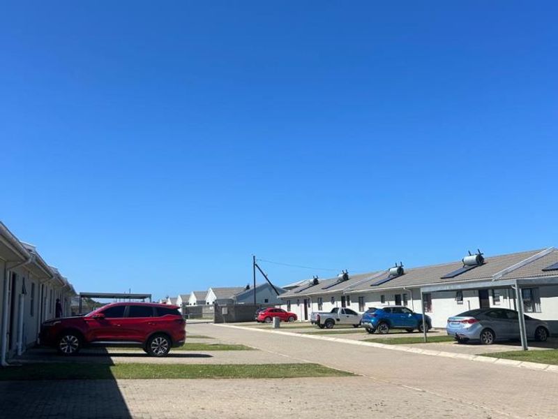 Modern 3-Bedroom Apartment in Rosy Ridge Complex in Gonubie |Pet Friendly |Parking |Security - Photo 2