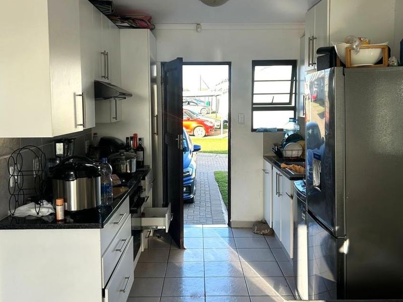 Modern 3-Bedroom Apartment in Rosy Ridge Complex in Gonubie |Pet Friendly |Parking |Security - Photo 6