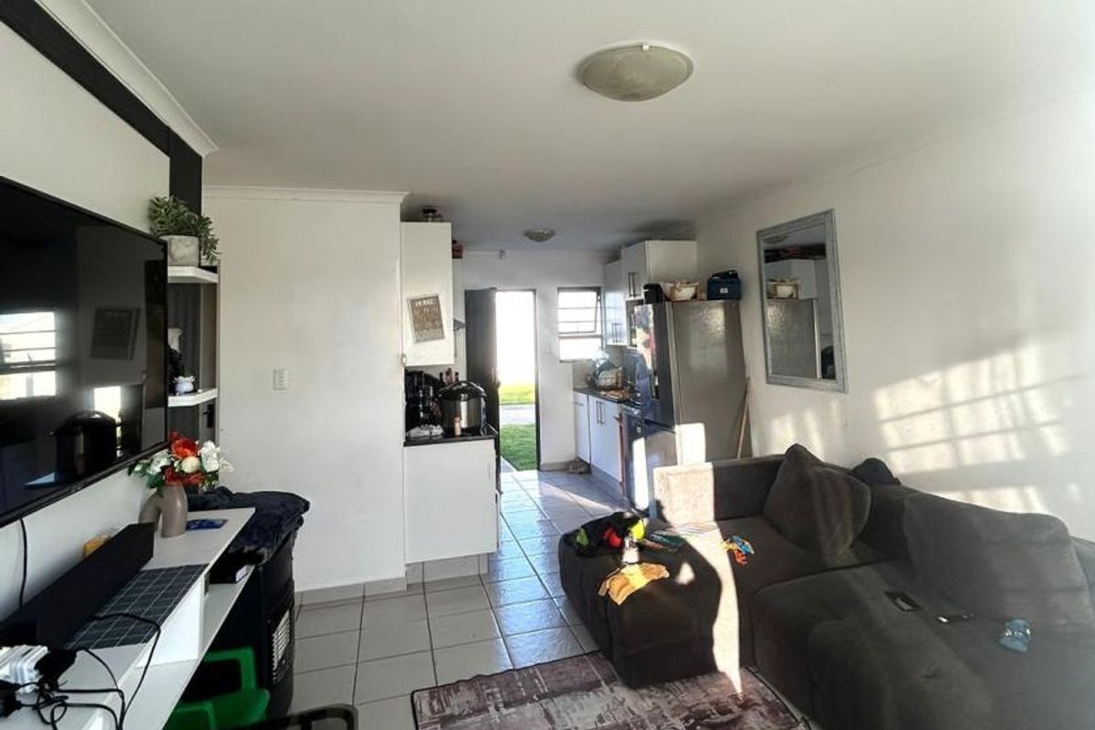 Modern 3-Bedroom Apartment in Rosy Ridge Complex in Gonubie |Pet Friendly |Parking |Security - Photo 5