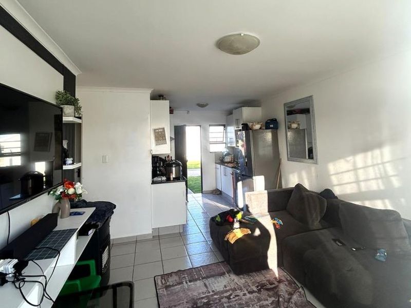 Modern 3-Bedroom Apartment in Rosy Ridge Complex in Gonubie |Pet Friendly |Parking |Security - Photo 5