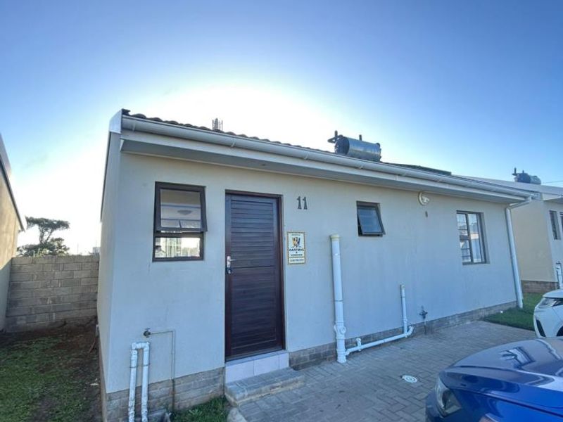 Modern 3-Bedroom Apartment in Rosy Ridge Complex in Gonubie |Pet Friendly |Parking |Security - Photo 3