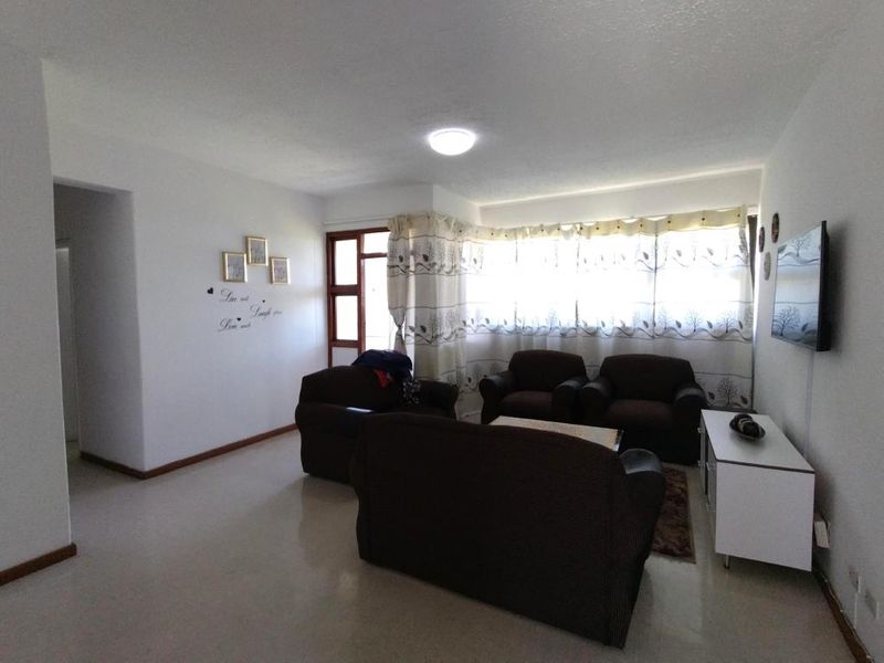 For Rent: Two Bedroom Flat in Belvedere Court, Southernwood - Photo 3