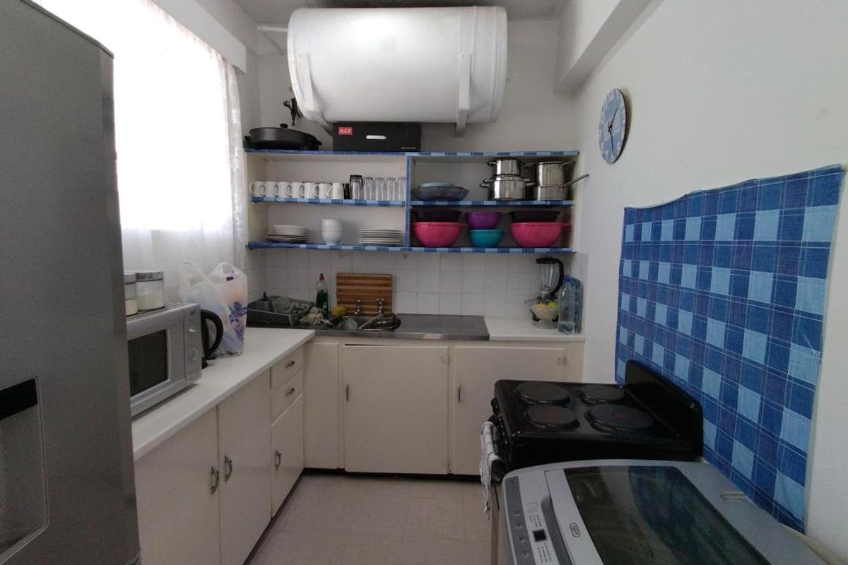 For Rent: Two Bedroom Flat in Belvedere Court, Southernwood - Photo 2