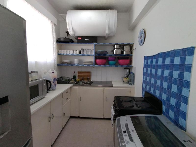 For Rent: Two Bedroom Flat in Belvedere Court, Southernwood - Photo 2