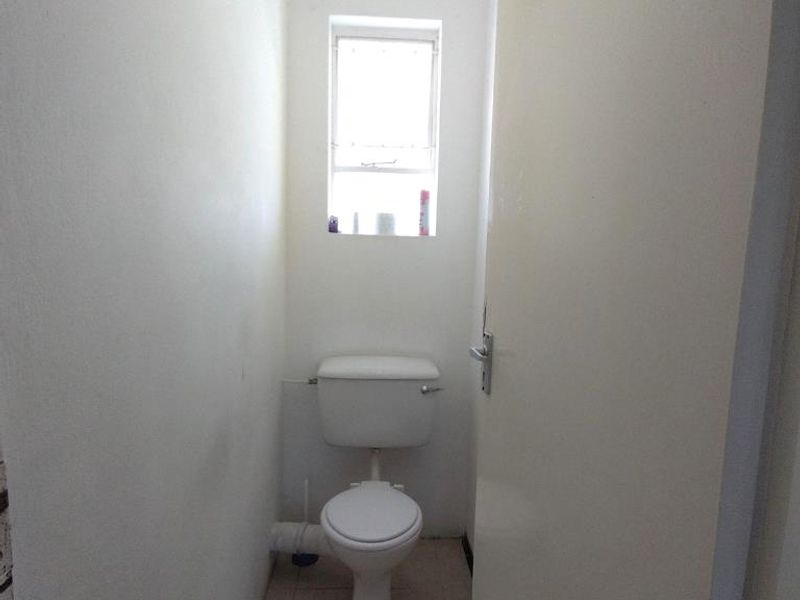 For Rent: Two Bedroom Flat in Belvedere Court, Southernwood - Photo 9