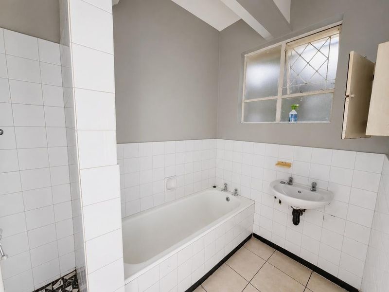 For Rent: Two Bedroom Flat in Belvedere Court, Southernwood - Photo 9