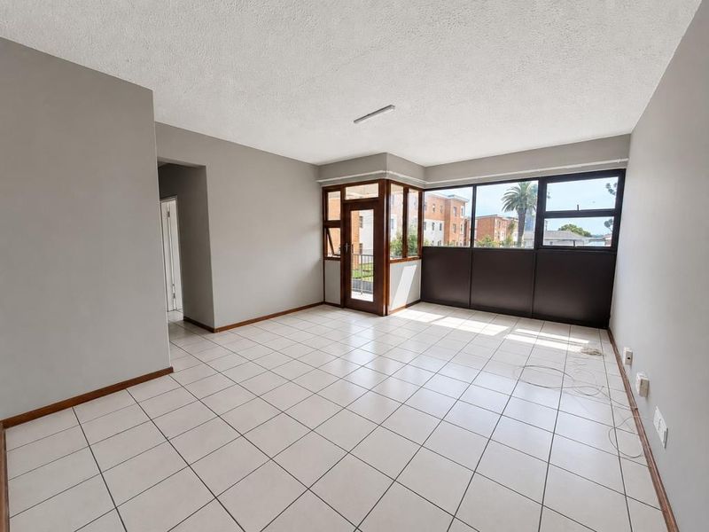 For Rent: Two Bedroom Flat in Belvedere Court, Southernwood - Photo 2