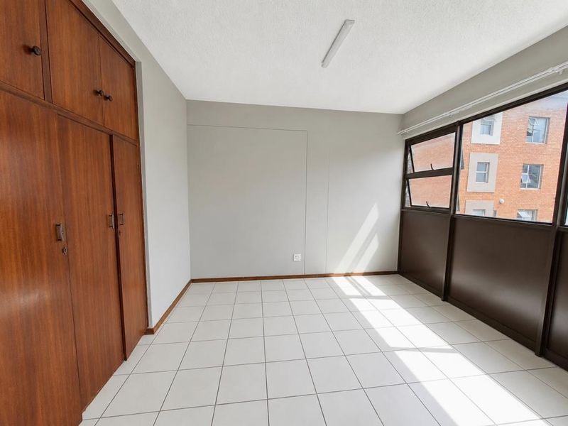 For Rent: Two Bedroom Flat in Belvedere Court, Southernwood - Photo 5