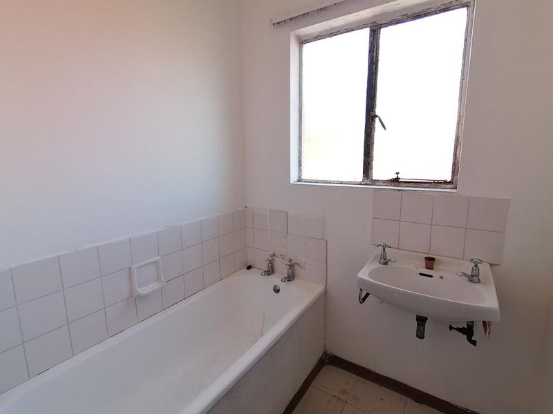 Perfectly Positioned 1-Bedroom Gem in Sherwood Court, Southernwood - Photo 8