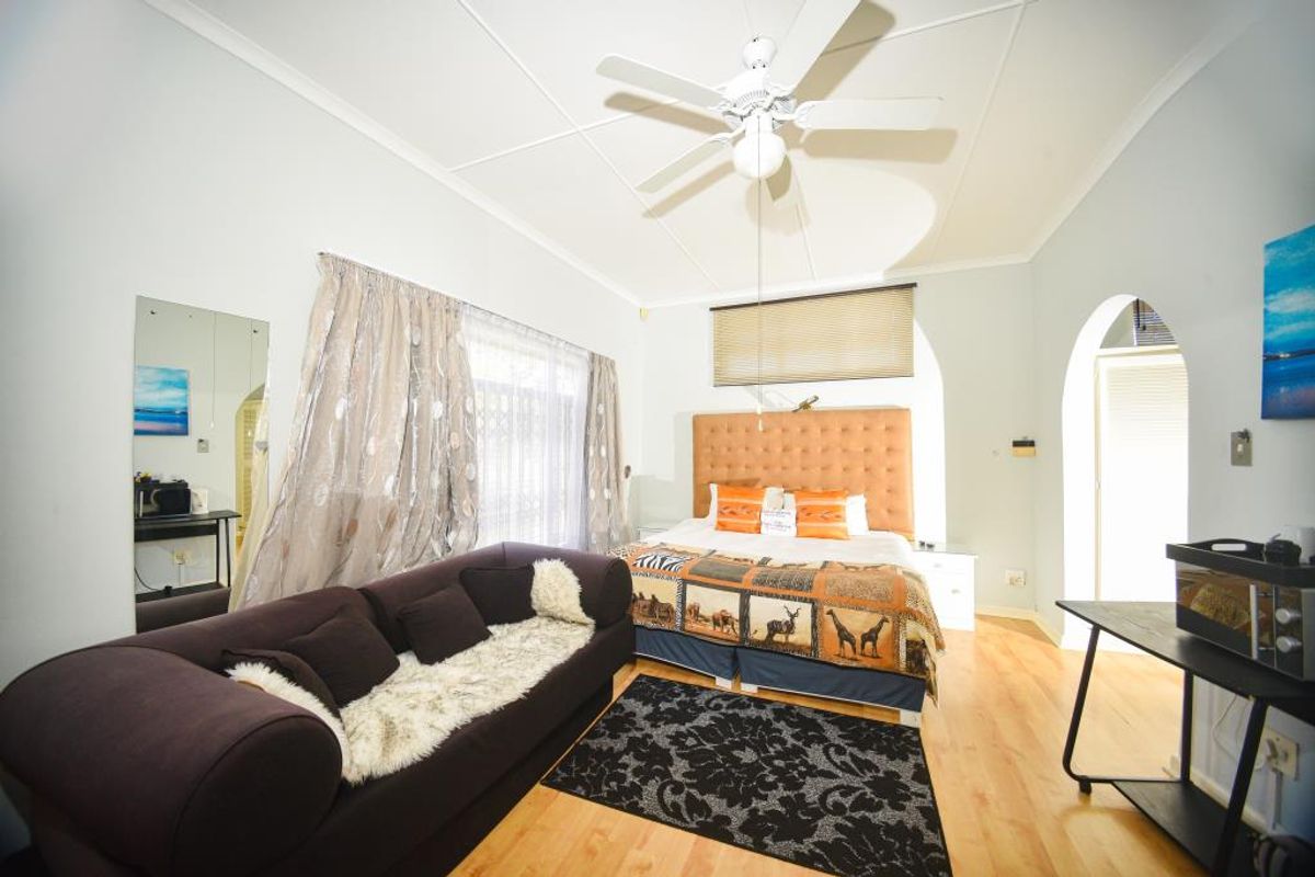 Modern Furnished Bachelor Flat – Mc Jannet Drive - Photo 3