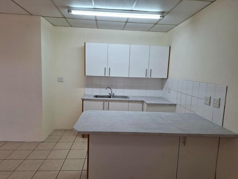 2 Bedroom Flat in La-Chari, Gonubie - Photo 4