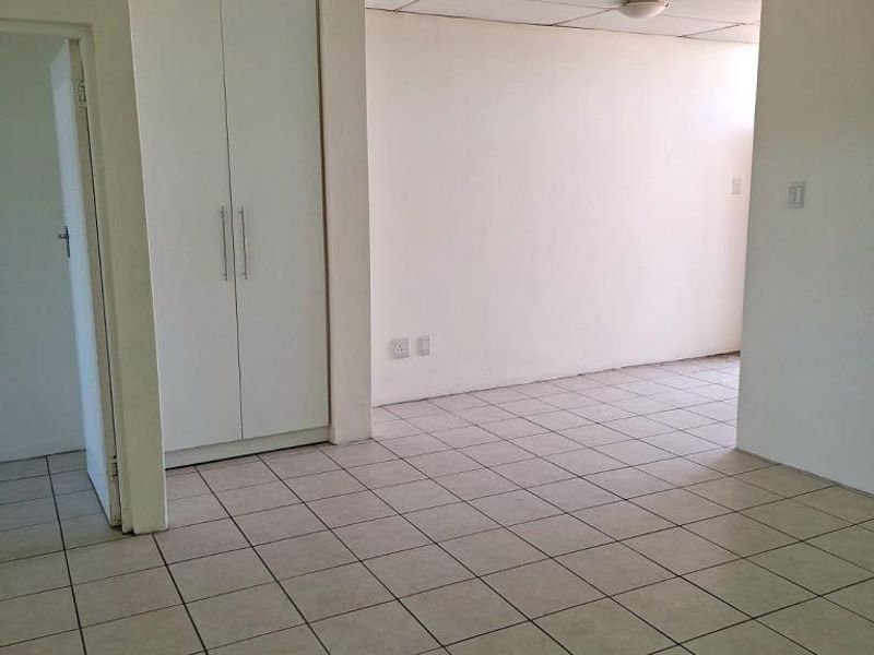 2 Bedroom Flat in La-Chari, Gonubie - Photo 5