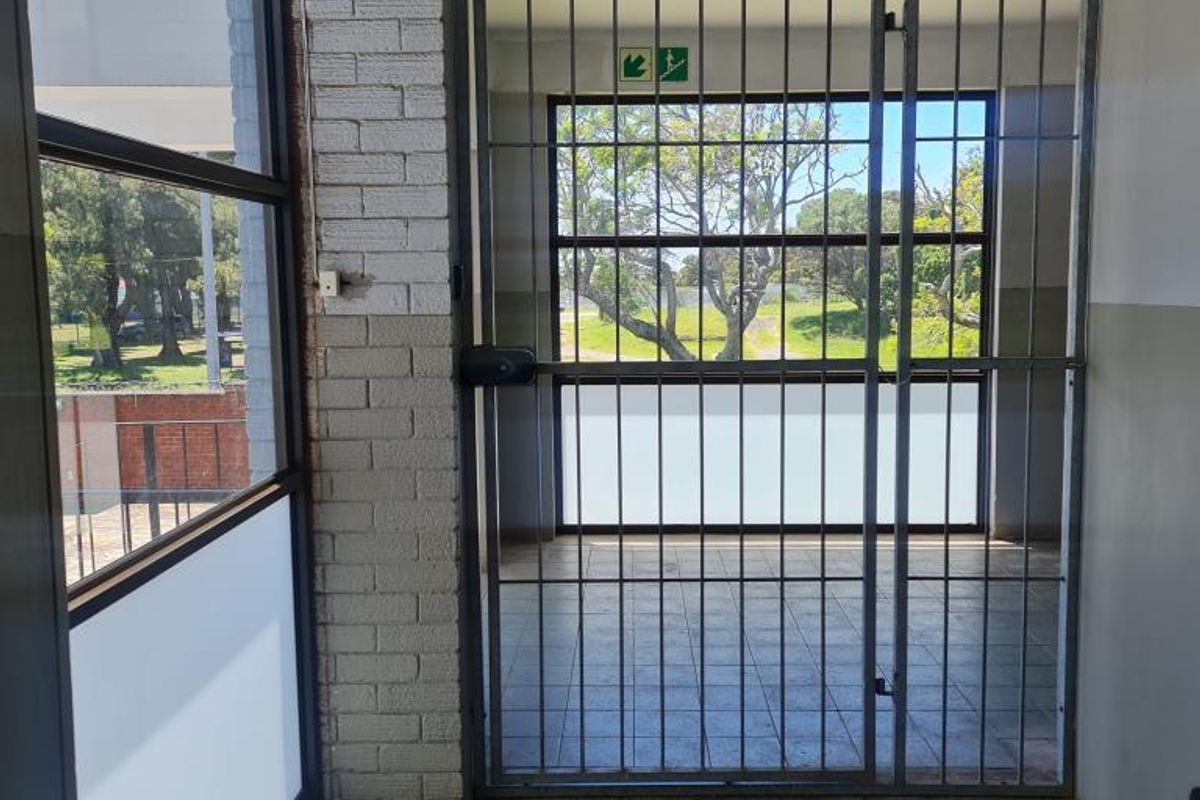 Charming 1-Bedroom Apartment to Rent in Saxonia Court, Southernwood - Photo 3