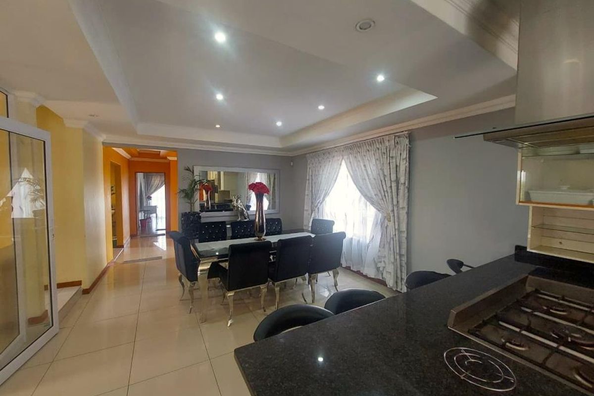 Luxurious 6 Bedroom House For Rent in Da Vinci Road, Nahoon Valley Park - Photo 5