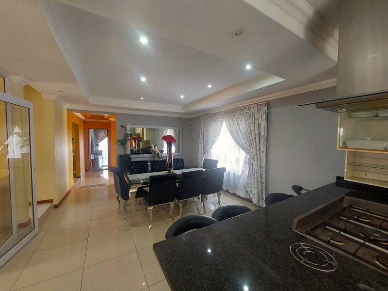 Luxurious 6 Bedroom House For Rent in Da Vinci Road, Nahoon Valley Park - Photo 5