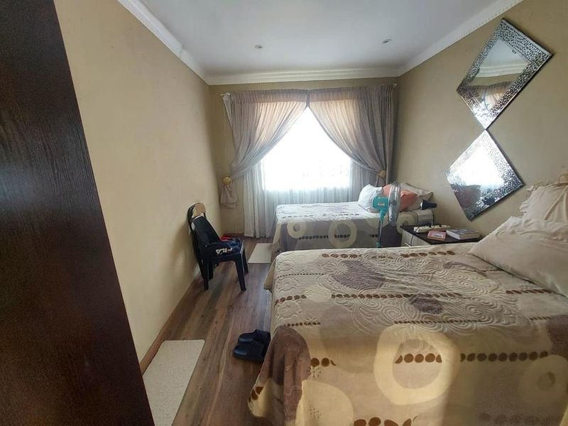 Luxurious 6 Bedroom House For Rent in Da Vinci Road, Nahoon Valley Park - Photo 10