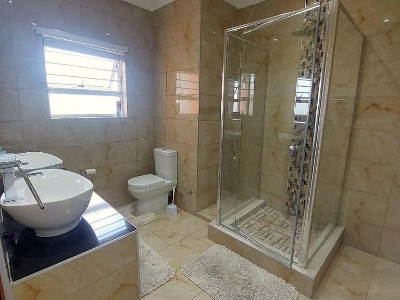 Luxurious 6 Bedroom House For Rent in Da Vinci Road, Nahoon Valley Park - Photo 9