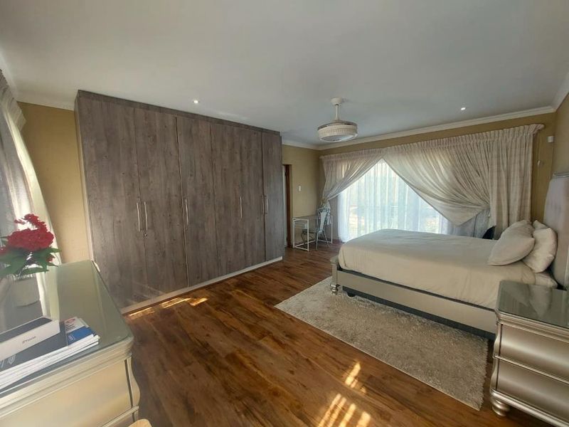 Luxurious 6 Bedroom House For Rent in Da Vinci Road, Nahoon Valley Park - Photo 8