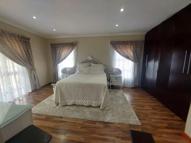 Luxurious 6 Bedroom House For Rent in Da Vinci Road, Nahoon Valley Park - Photo 7